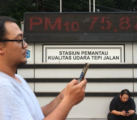 Warga melakukan pengecekan kualitas udara melalui website IQair di ponselnya di kawasan Jakarta, Rabu (16/8/2023). Hingga saat ini pemerintah belum melakukan langkah pasti untuk mengurangi polusi udara.