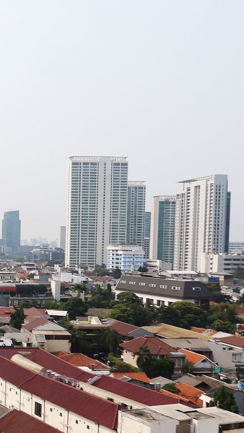 Sementara rangking kualitas udara berdasarkan wilayah di Jakarta, Jeruk Purut berada di posisi pertama terburuk dengan AQI US 161 disusul kedua Gran Melia Jakarta AQI US 151 dan ketiga AHP - Capital Place AQI US 136.