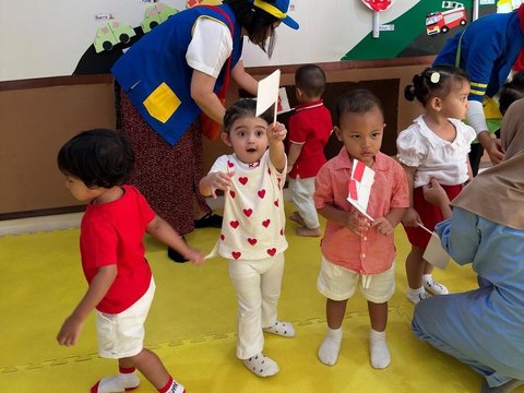 8 Potret Ceria Baby Guzel, Anak dari Ali Syakieb dan Margin, Merayakan Kemerdekaan di Sekolah dengan Semangat Joged yang Tak Terbendung