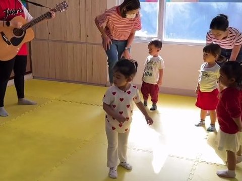 8 Potret Ceria Baby Guzel, Anak dari Ali Syakieb dan Margin, Merayakan Kemerdekaan di Sekolah dengan Semangat Joged yang Tak Terbendung