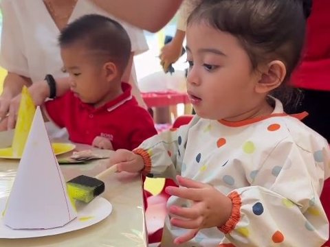 8 Potret Ceria Baby Guzel, Anak dari Ali Syakieb dan Margin, Merayakan Kemerdekaan di Sekolah dengan Semangat Joged yang Tak Terbendung