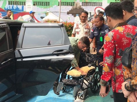 Kemesraan Rendy Kjaernet dan Lady Nayoan, 8 Momen Mengharukan di Pengadilan, dari Dorong Kursi Roda Hingga Cium Pipi