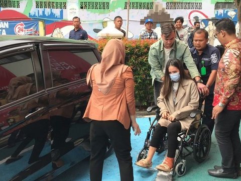 Kemesraan Rendy Kjaernet dan Lady Nayoan, 8 Momen Mengharukan di Pengadilan, dari Dorong Kursi Roda Hingga Cium Pipi