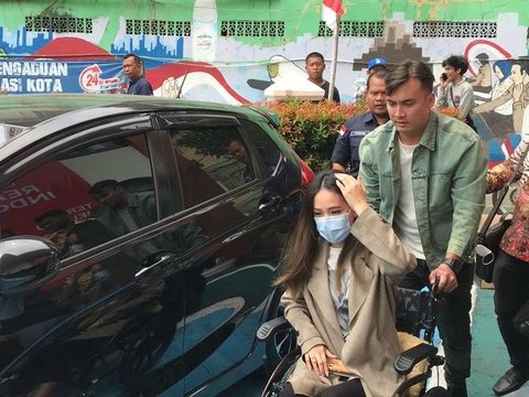 Kemesraan Rendy Kjaernet dan Lady Nayoan, 8 Momen Mengharukan di Pengadilan, dari Dorong Kursi Roda Hingga Cium Pipi