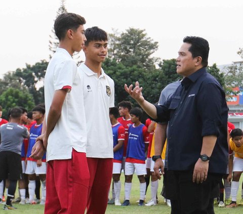 Ketua Umum PSSI Erick Thohir melakukan peninjauan langsung para peserta seleksi pemain Timnas Indonesia<br />U-17 di Lapangan A, Gelora Bung Karno (GBK), Senayan, Jakarta, Rabu (16/8/2023).