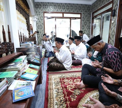 Ziarah ke Makam Mbah Dalhar Watucongol, Ganjar Belajar Cara Mencintai Indonesia