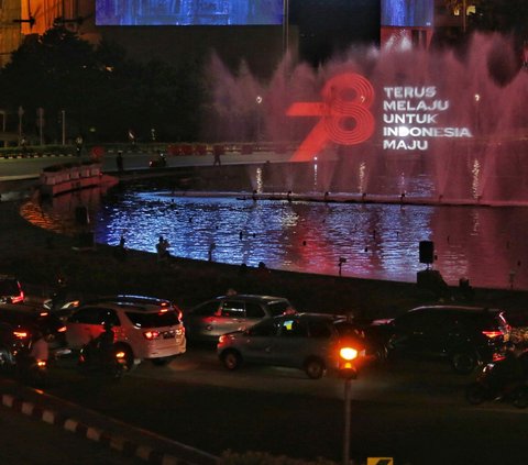 Momen pertunjukan video mapping saat menghiasi air mancur Bundaran HI, Jakarta, Rabu (16/8/2023). Pertunjukan video mapping tersebut ditampilkan dalam rangka untuk menyambut perayaan HUT ke-78 Kemerdekaan RI.