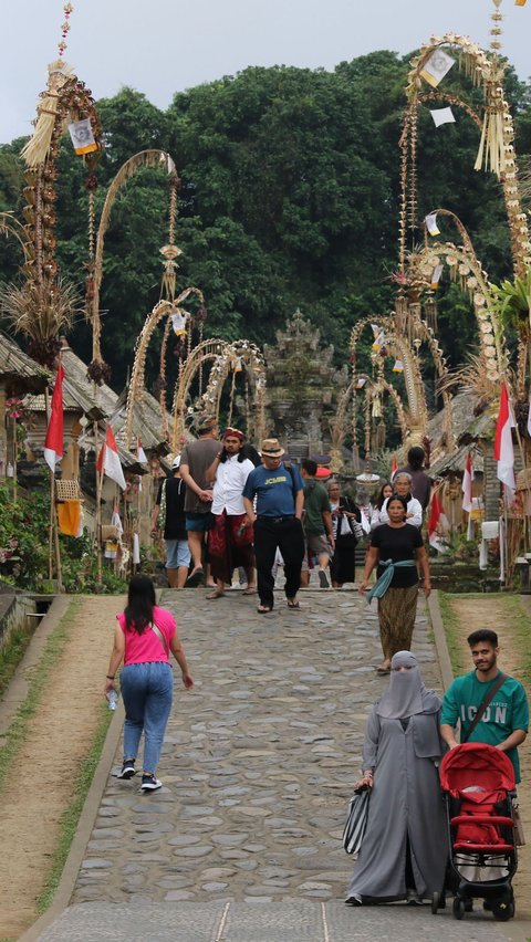 Desa Penglipuran merupakan wilayah adat yang menjadi salah satu primadona pariwisata di Pulau Dewata Bali.