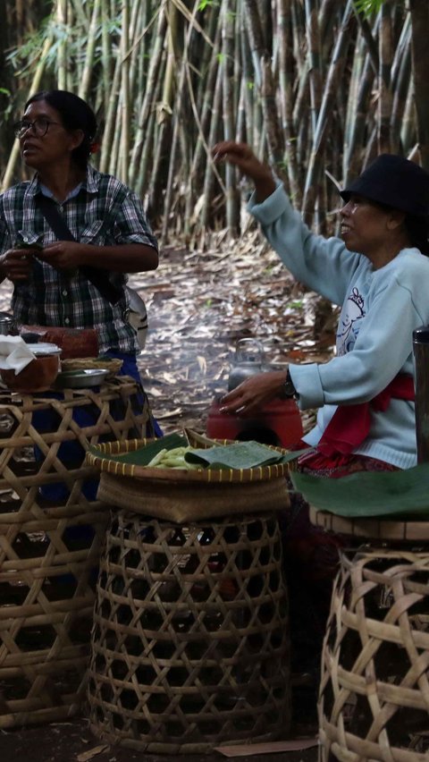 Penduduk lokal Desa Panglipuran menjajakan kudapan khas di Pasar Pelipur Lara, kawasan hutan bambu.