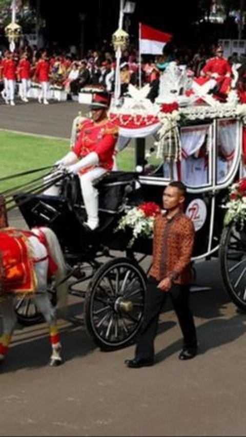 Kereta Ki Jaga Rasa dibawa menuju istana negara pada Kamis, (10/8/2023) dengan pengawalan ketat dari anggota TNI bersenjata lengkap.