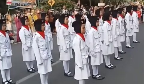 Melansir dari unggahan di kanal Youtube Bajang LoSari, membagikan video merekam potret sejumlah siswa dari SDN 1 Suralaga, menunjukkan kemampuan baris berbaris mereka.