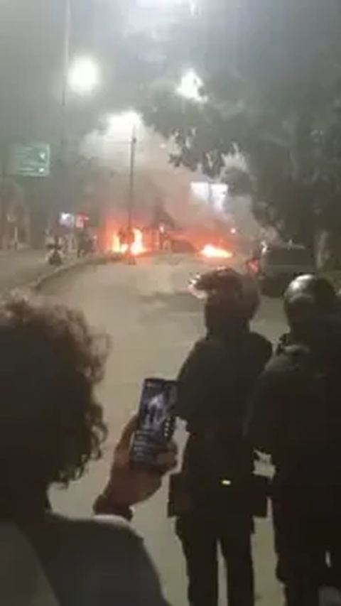 Kerusuhan Dago Elos Bandung, Polisi Tembak Gas Air Mata
