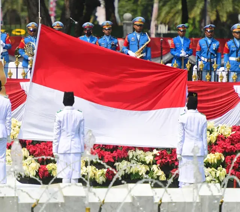 Berdasarkan pantauan, kirab Kereta Kencana Ki Jaga Rasa antara lain diiringi pula oleh pasukan berkuda dan pasukan marching band korps TNI-Polri.