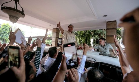 Di sisi lain, Pakar Komunikasi Politik Yunarto Wijaya menilai, dukungan PAN dan Partai Golkar kepada Prabowo justru mempersulit Prabowo.