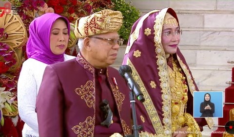 Ma'ruf hadir dengan mengenakan pakaian adat Padang, Sumatera Barat, bernuansa ungu dengan campuran aksen warna emas. Di pinggangnya, dikenakan kain dan sebilah keris.