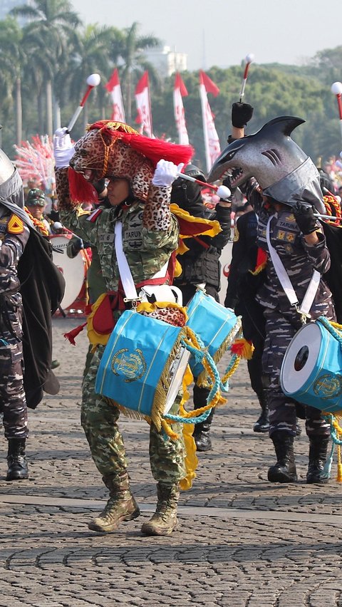 Pasukan drumband dari TNI, hingga kepolisian juga mengiringi proses kirab dari Monas sampai Istana Merdeka.
