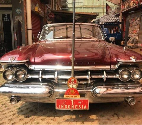 Imperial Crown 1957 <br /><br />Mobil kepresidenan Soekarno, hadiah dari Raja Arab Saudi, Saud bin Abdul Aziz.  Jadi saksi bisu peristiwa pelemparan granat kepada Soekarno di Perguruan Tjikini, Jakarta.