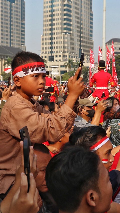 FOTO: Antusiasme Masyarakat Mengikuti Kirab Budaya HUT ke-78 Kemerdekaan RI di Sekitaran Monas