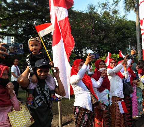 Antusias masyarakat terlihat menyaksikan proses Kirab Budaya Bendera Pusaka dalam rangkaian peringatan HUT ke-78 Kemerdekaan RI di sepanjang area Monas di Jakarta, Kamis (17/8/2023).
