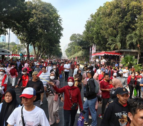 Masyarakat juga memadati Jalan Medan Merdeka Barat saat menyaksikan maupun mengikuti iring-iringan Kirab Budaya menuju Istana Merdeka.