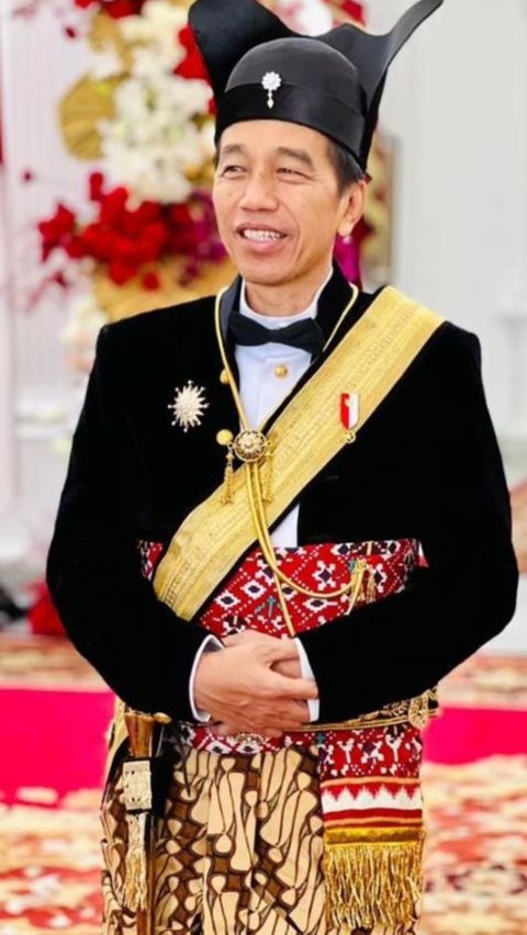 Jokowi Mengenakan Baju Adat Ageman Songkok Singkepan Ageng