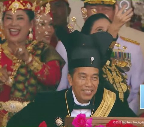 Semua undangan yang hadir langsung berjoged. Dari Presiden Jokowi, para menteri, para jenderal TNI-Polri, bahkan hingga pasukan TNI-Polri yang menjadi peserta upacara juga ikut bergoyang.