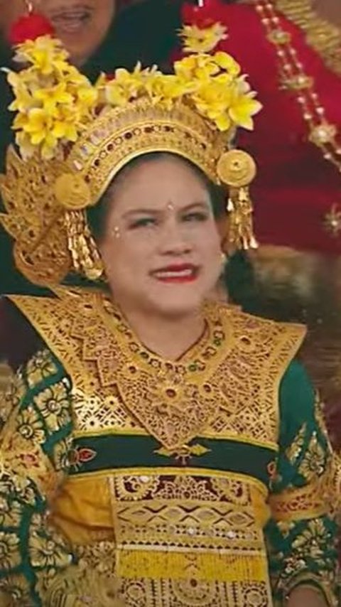 Ibu Negara Iriana Jokowi tak kuasa menahan rasa ingin joget ketika Putri Ariani bernyanyi membawakan lagu 'Rungkad'