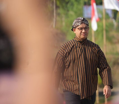 Bakal Calon Presiden (Bacapres) Anies Baswedan mengajak masyarakat untuk salam kemerdekaan dengan tangan terbuka bukan mengepal. Salam kemerdekaan tersebut menjadi ciri khas dari proklamator RI Soekarno.