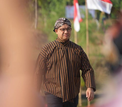 Tiru Gaya Soekarno, Anies Pekikkan Merdeka dengan Tangan Terbuka Bukan Mengepal