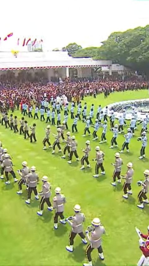 Sementara, pasukan TNI-Polri yang menjadi peserta upacara nampak kompak goyang seirama.