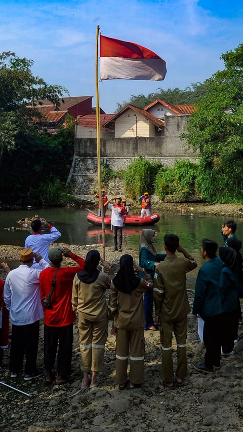 FOTO: Musim Kemarau, Warga Kedung Halang Gelar Upacara HUT ke-78 Kemerdekaan RI di Sungai Ciliwung yang Nyaris Kering