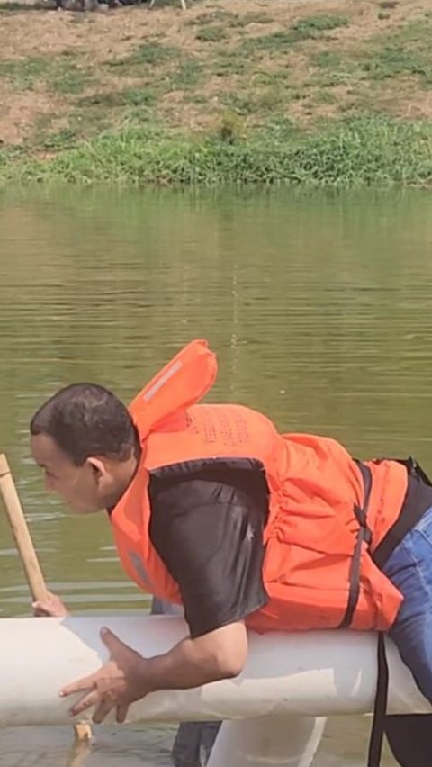 Keseruan Anies Ikut Adu Gebuk Bantal, KO Nyebur Waduk di Tangan Pak RT