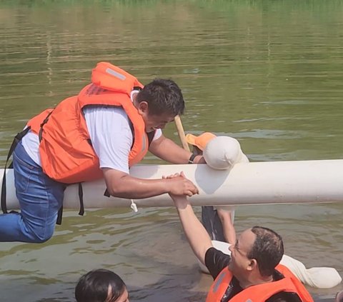 Keseruan Anies Ikut Adu Gebuk Bantal, KO Nyebur Waduk di Tangan Pak RT