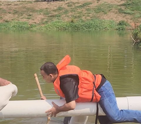 Keseruan Anies Ikut Adu Gebuk Bantal, KO Nyebur Waduk di Tangan Pak RT