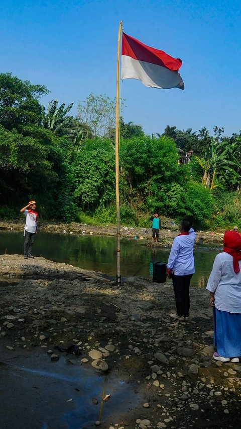 Dalam pelaksanaan upacara pengibaran bendera tersebut, tiang yang digunakan warga Kampung Kedung Halang untuk menaikkan bendera terbuat dari batang bambu.