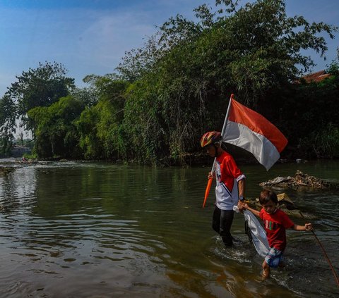 Selain itu, usai pelaksanakaan upacara pengibaran bendera, kegiatan dilanjutkan dengan melakukan aksi pembersihan sampah di sekitaran aliran sungai.