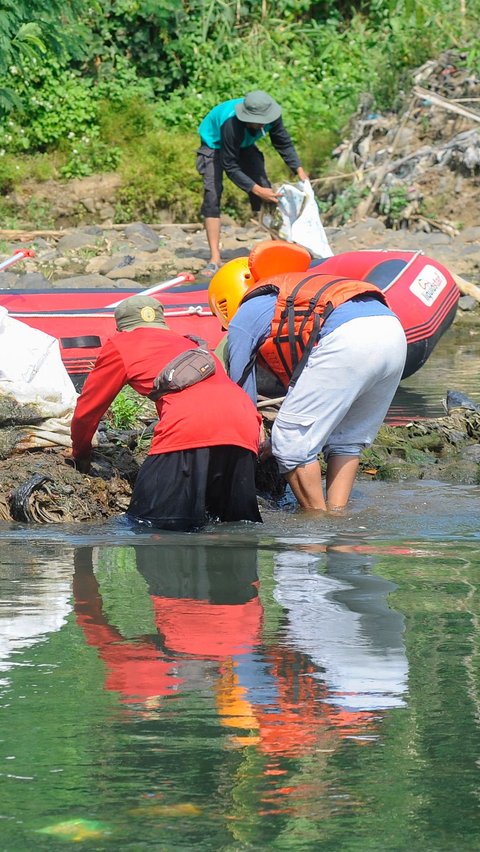 Aksi pembersihan ini dilakukan dengan cara bergotong royong.