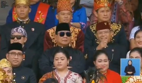 Ada momen menarik saat Presiden Joko Widodo (Jokowi) bersama para menteri dan kepala lembaga tinggi negara mengikuti acara HUT ke-78 Kemerdekaan RI di Istana Merdeka, Jakarta, Kamis (17/8).