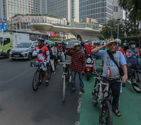 Para pengendara berhenti selama tiga menit saat prosesi mengheningkan cipta untuk menghormati detik-detik proklamasi dalam HUT ke-78 Kemerdekaan RI di kawasan Bundaran HI, Jakarta, Kamis (17/8/2023).