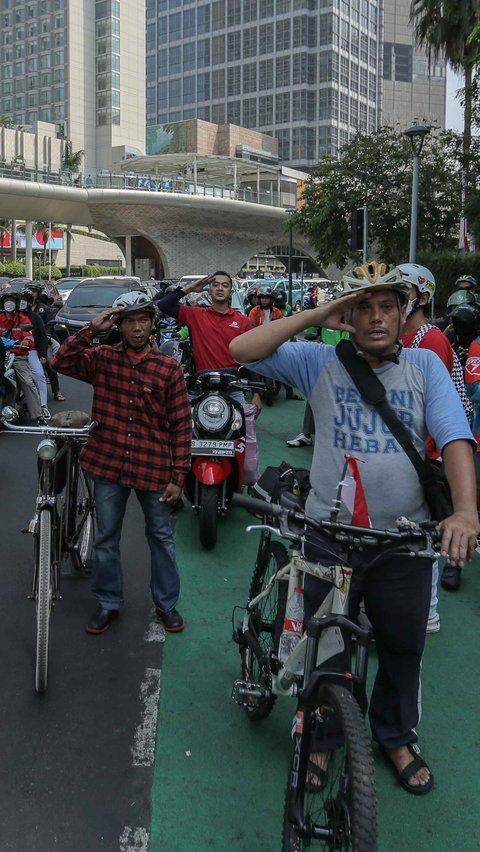 FOTO: Lalu Lintas Bundaran HI Terhenti Sejenak saat Mengheningkan Cipta Detik-Detik Proklamasi Kemerdekaan RI