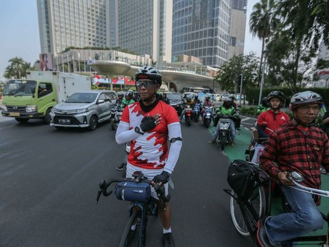 FOTO: Lalu Lintas Bundaran HI Terhenti Sejenak saat Mengheningkan Cipta Detik-Detik Proklamasi Kemerdekaan RI