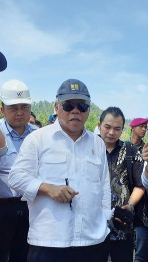Momen Lucu Menteri PUPR Basuki Hadimuljono Singkap Jas Erick Thohir di Upacara HUT RI, Reaksi Istri Disorot