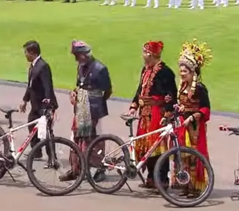 Menang Baju Adat Terbaik, Kaesang hingga Sri Mulyani Dapat Hadiah Sepeda dari Jokowi