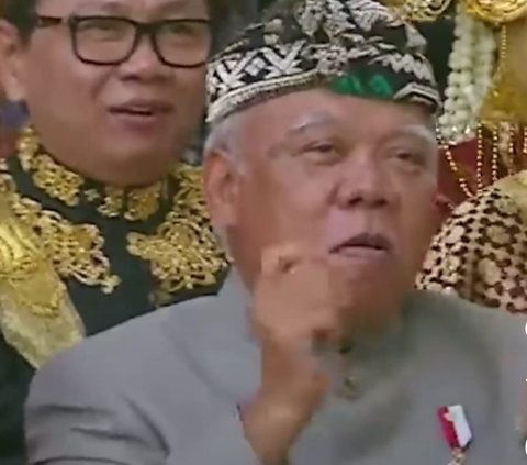 Kelakuan lucu Pak Bas tak cuma di situ. Ketika kamera menyorot wajahnya, menteri serba bisa ini bergaya layaknya drummer. Berbeda dengan Erick yang melambaikan tangan sambil tersenyum.