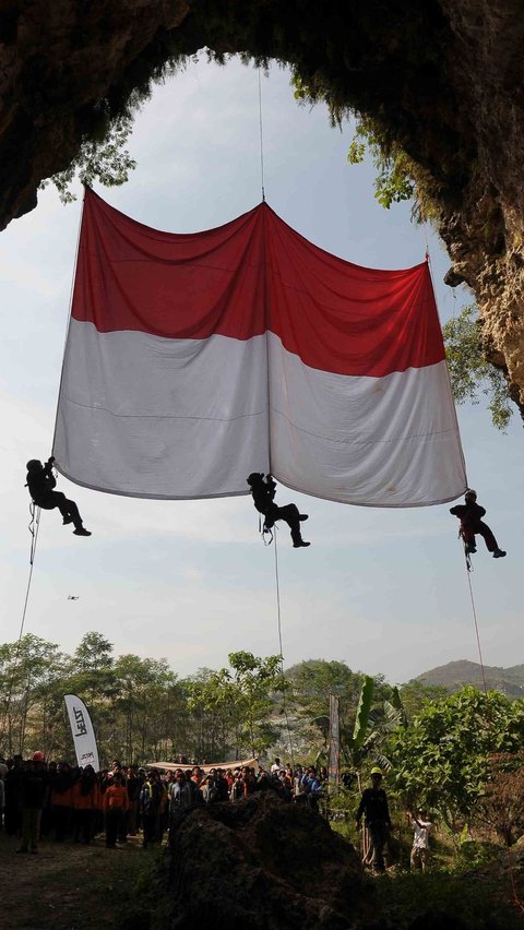 FOTO: Rayakan HUT ke-78 Kemerdekaan RI, Pecinta Alam Bentangkan Bendera Merah Putih Raksasa di Gua Sigugula Bogor