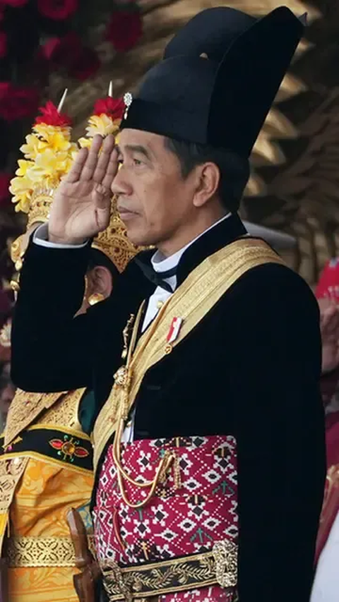 VIDEO: Jokowi Pakai Baju Adat Panglima Tertinggi Raja Surakarta di Istana
