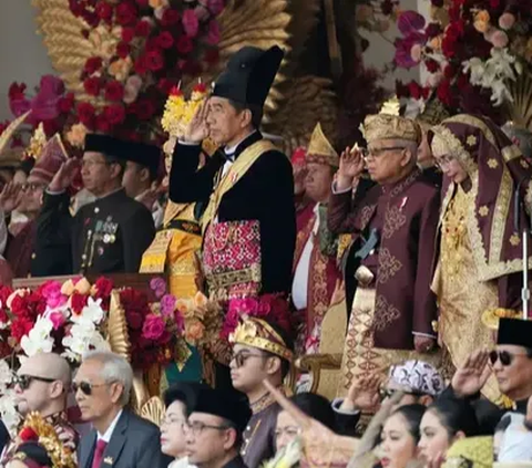 VIDEO: Momen Jokowi Pakai Baju Adat Panglima Tertinggi Raja Surakarta di Istana