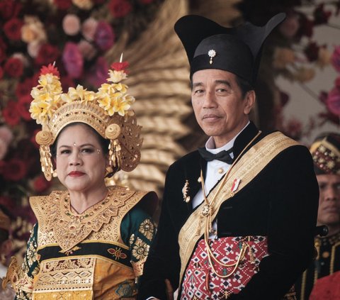 Presiden Joko Widodo atau Jokowi didampingi Ibu Negara Iriana terlihat dalam balutan pakaian adat saat menghadiri upacara pengibaran bendera Merah Putih pada peringatan Hari Ulang Tahun (HUT) ke-78 Kemerdekaan Republik Indonsia (RI) di Istana Merdeka, Jakarta, Kamis (17/8/2023).