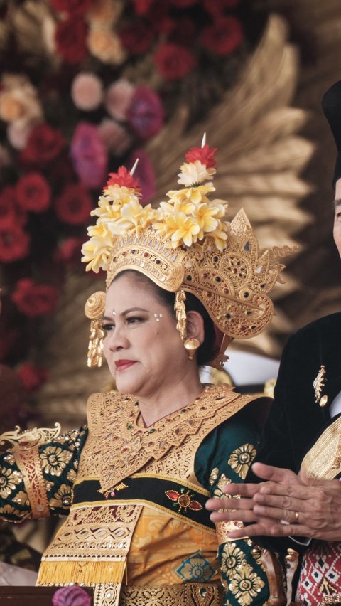 Di samping kanannya ada Ibu Negara Iriana Jokowi yang tampil dalam balutan busana adat Bali.