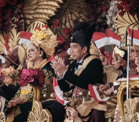 Baju adat Ageman Songkok Singkepan Ageng yang dikenakan oleh Jokowi diketahui dari Keraton Kasunanan Surakarta Hadiningrat.